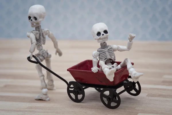 Skelett barn och leksak vagn — Stockfoto