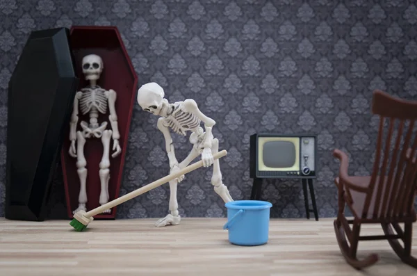 Уборка скелета в гостиной — стоковое фото