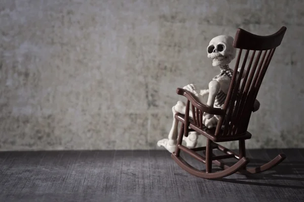 Esqueleto em uma cadeira de balanço — Fotografia de Stock