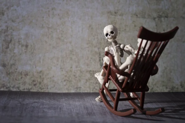 Скелет на кресле-качалке — стоковое фото