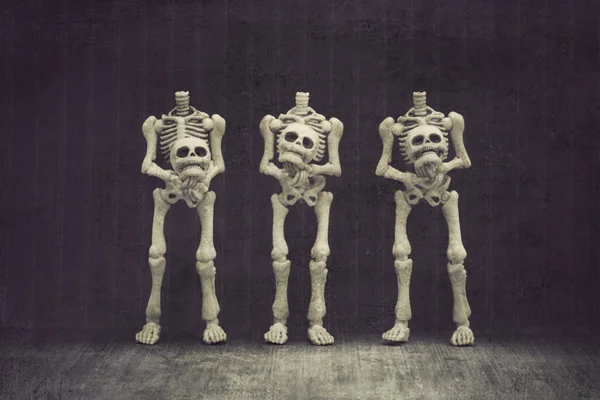 Drei kopflose Skelette Stockfoto