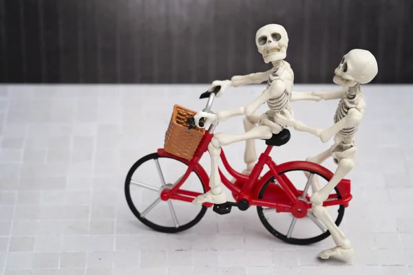 뼈대와 자전거 — 스톡 사진