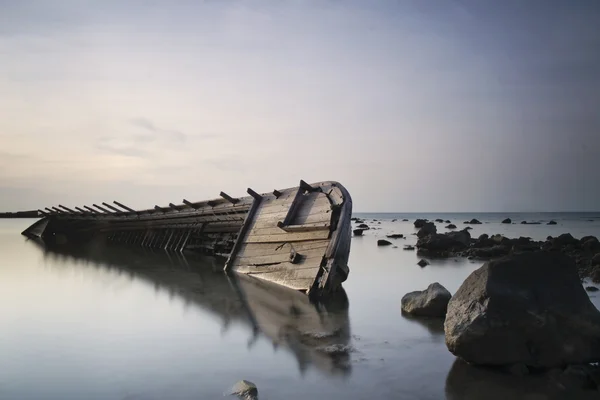 The sinking boat — Stock Photo, Image