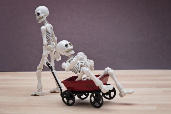 Skeletten en speelgoed wagon — Stockfoto