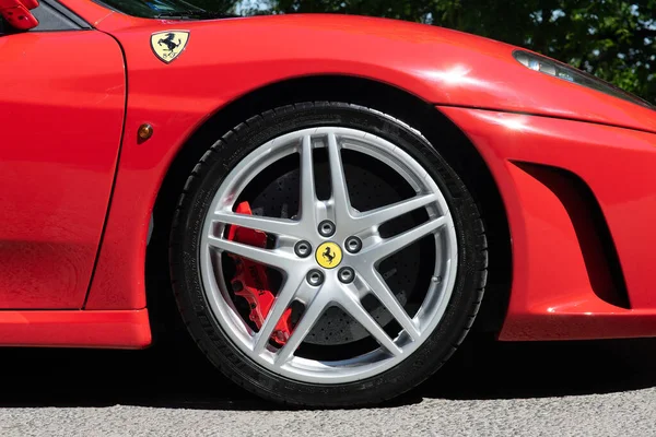 BUDAPEST, HUNGARY - 11 Mayıs 2021: Ferrari F430 - Pininfarina tarafından tasarlanan Örümcek, İtalyan spor otomobili, Budapeşte panoraması ile Gellert Hill gözleme noktası tarafından fotoğraflandı.