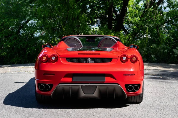 BUDAPEST, HUNGARY - 11 Mayıs 2021: Ferrari F430 - Pininfarina tarafından tasarlanan Örümcek, İtalyan spor otomobili, Budapeşte panoraması ile Gellert Hill gözleme noktası tarafından fotoğraflandı.