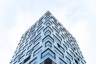 BUDAPEST, HUNGARY - 21 Haziran 2021: Birçok inşaat vinci hareketsiz duruyor, alacakaranlıktaki BudaPart şantiyesine yakın görüntü MOL Kampüs binası, Kopaszi-gat.