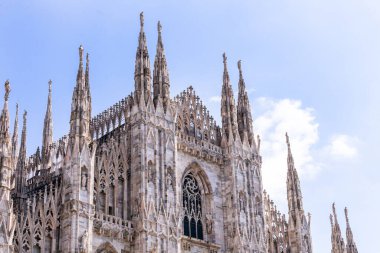 Duomo di Milano katedralinin ön cephesinin yakın görüntüsü..