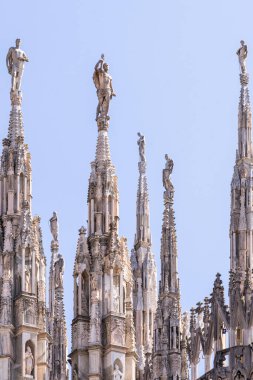 Duomo di Milano katedralinin kule süslemelerini kapat.