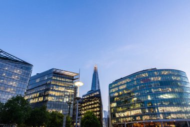 Alacakaranlıkta arkasında Çömlek olan modern ofis binası.