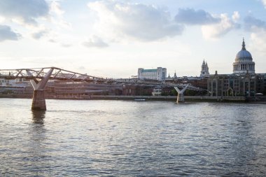 Günbatımında Milenyum Köprüsü manzarası ve arka planda St. Paul Katedrali.