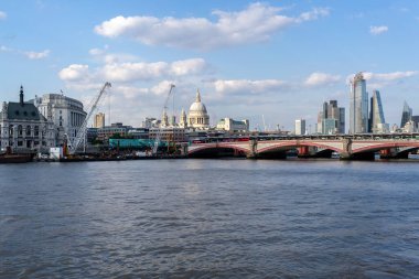 Thames Nehri 'nin üzerinden St. Paul Katedrali ve Blackfriars Köprüsü' ne doğru bakın..