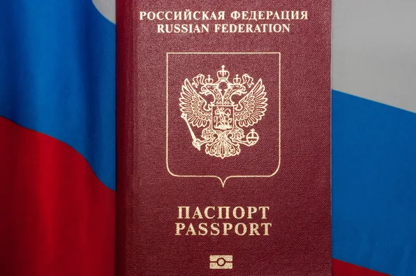 Российский паспорт Флаг России на заднем плане — стоковое фото