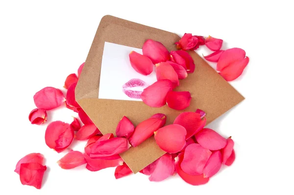 Pétalas Rosa Rosa Com Letra Envelope Com Batom Beijo Isolado — Fotografia de Stock