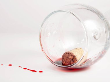 Şarap mantarı beyaz arka planda şarap bardağında