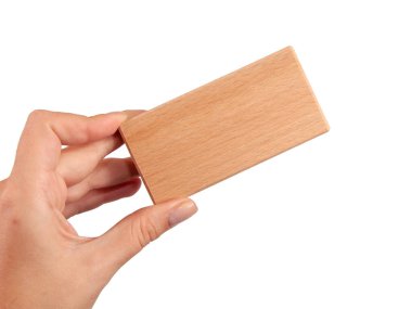 Eldeki tahta tuğla blok beyaza izole edilmiş.