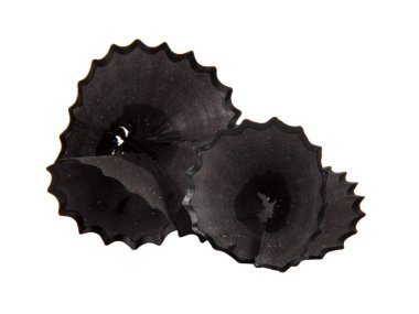 Kalem sarmalı siyah talaş makrosu beyaza izole edilmiş.