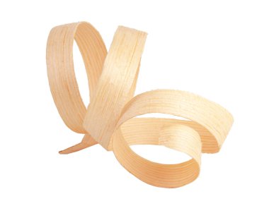 Tahta sarmal talaş, beyazın üzerinde izole edilmiş.