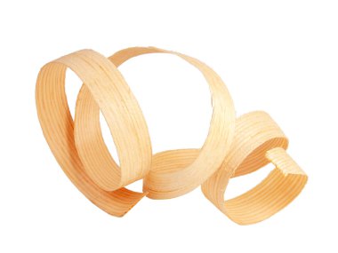 Tahta sarmal talaş, beyazın üzerinde izole edilmiş.