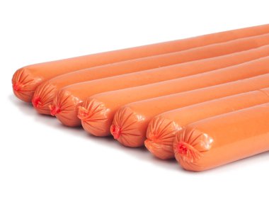 Lezzetli sosis aperatifleri beyaza izole edilmiş.