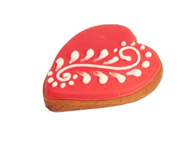 Dekoratif ev yapımı zencefilli kek kalbi beyazın üzerinde izole edilmiş.