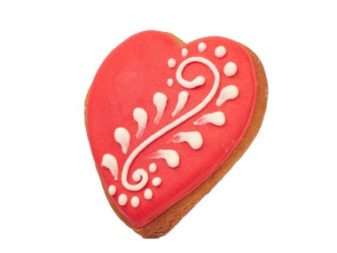 Dekoratif ev yapımı zencefilli kek kalbi beyazın üzerinde izole edilmiş.