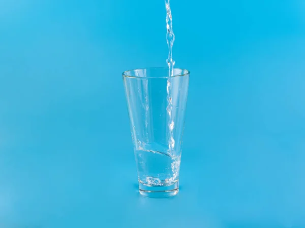 Vidrio Con Agua Aqua Sobre Fondo Azul — Foto de Stock