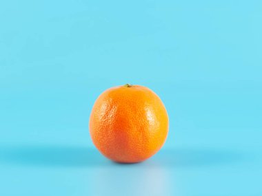 Mavi arkaplanda turuncu mandalina