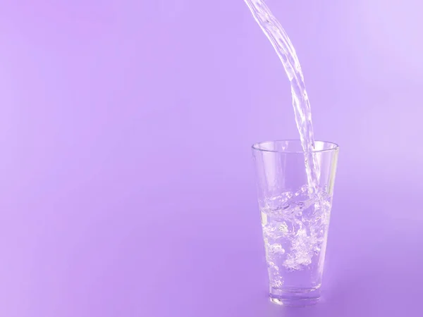 Vidrio Con Agua Aqua Sobre Fondo Violeta — Foto de Stock