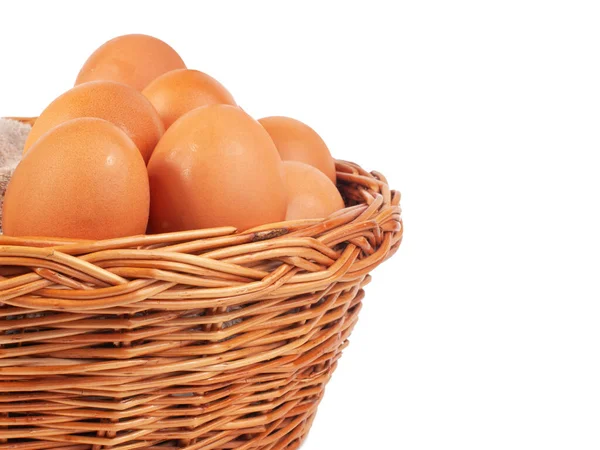 Kippen Natuurlijke Eieren Houten Mand Geïsoleerd Witte — Stockfoto