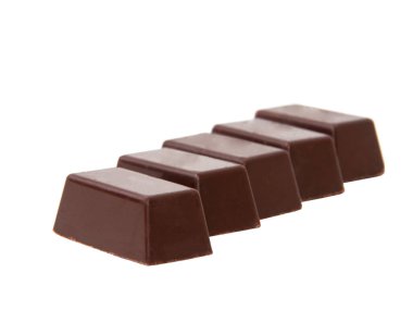 Sütlü çikolata, beyaz üzerine izole edilmiş.