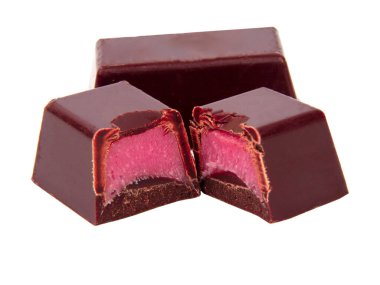 Pembe çilekli çikolatalı pralin. Beyaza izole edilmiş.