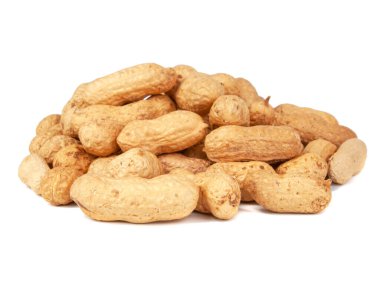 Beyaz arka planda kuru bir grup fıstık var.