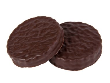 Beyaz üzerine izole edilmiş çikolatalı sandviç kurabiyeleri.