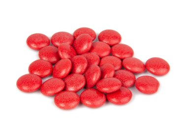 Beyaz arka planda izole edilmiş kırmızı renkli çikolata.