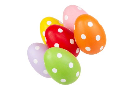 Beyaz arka planda izole edilmiş noktalarda çok renkli paskalya yumurtaları.