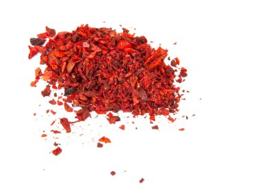 Kurutulmuş domates ve kırmızı biber aromalı toz beyaz arka planda izole edilmiş.