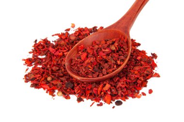 Kurutulmuş domates ve kırmızı biber aromalı toz beyaz arka planda izole edilmiş.