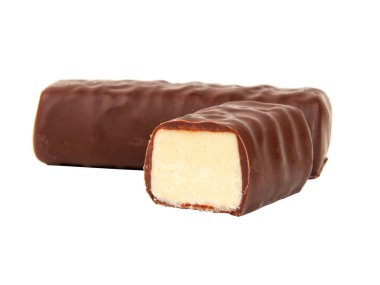 Çikolatalı pralin beyaz arka planda izole edilmiş.