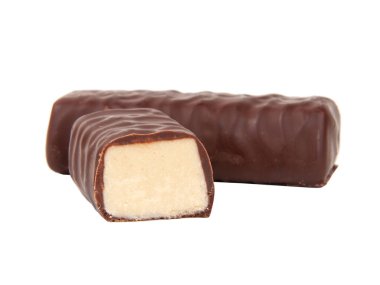 Çikolatalı pralin beyaz arka planda izole edilmiş.