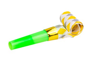 Beyaz arka planda izole edilmiş parlak şenlikli ses çıkarıcı ya da parti düdüğü