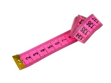 Beyaz arkaplanda izole edilmiş pembe mezura rulosu
