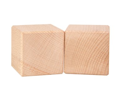 Beyaz arka planda izole yaratıcılık için iki tahta küp.