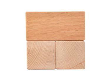 Beyaz arka planda izole yaratıcılık için tahta küpler