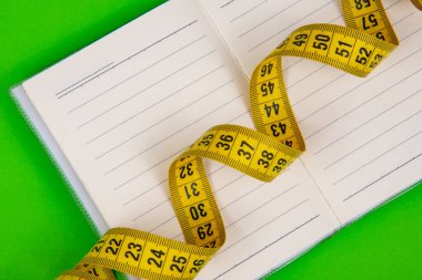 Yeşil arkaplanda kağıt notalı sarı bant ölçüsü