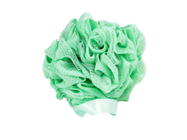 Beyaz arka planda izole edilmiş duş banyosu için yeşil sünger.