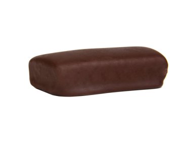 Beyaz arka planda izole edilmiş çikolata kaplı lor çubuğu.