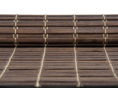 Gıda için rulo bambu hasırı. Beyaz arka planda koyu renk.