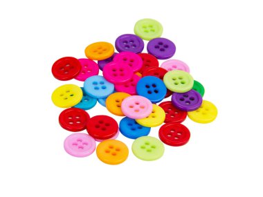 Beyaz arkaplanda izole edilmiş çok renkli parlak kumaş düğmeler