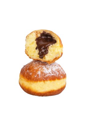 Beyaz arka planda izole edilmiş çikolata kremalı bereli çörek topu.